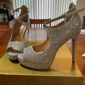 NIB eomans Thalia Sodi platform embellished heels sz 7.5 M